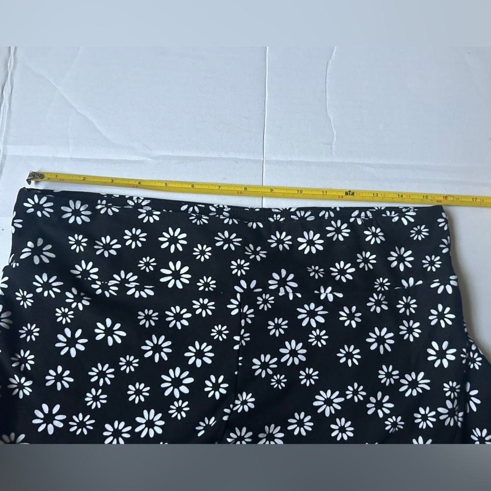 Women’s Flared Leggings Black and white flower print  XL - Picture 7 of 7
